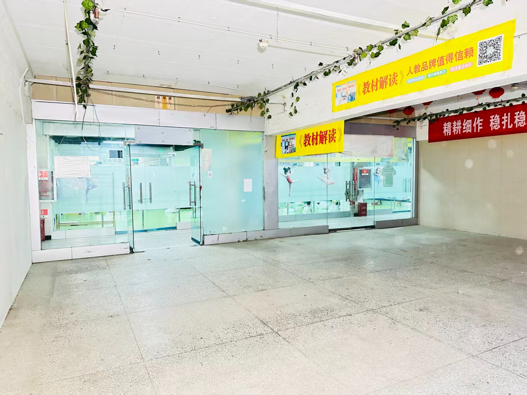 蓝郡汇景湾提供写字楼、商铺、展示空间、直播间等多种面积选择，满足企业办公、研发、展示、运营等多元需求。