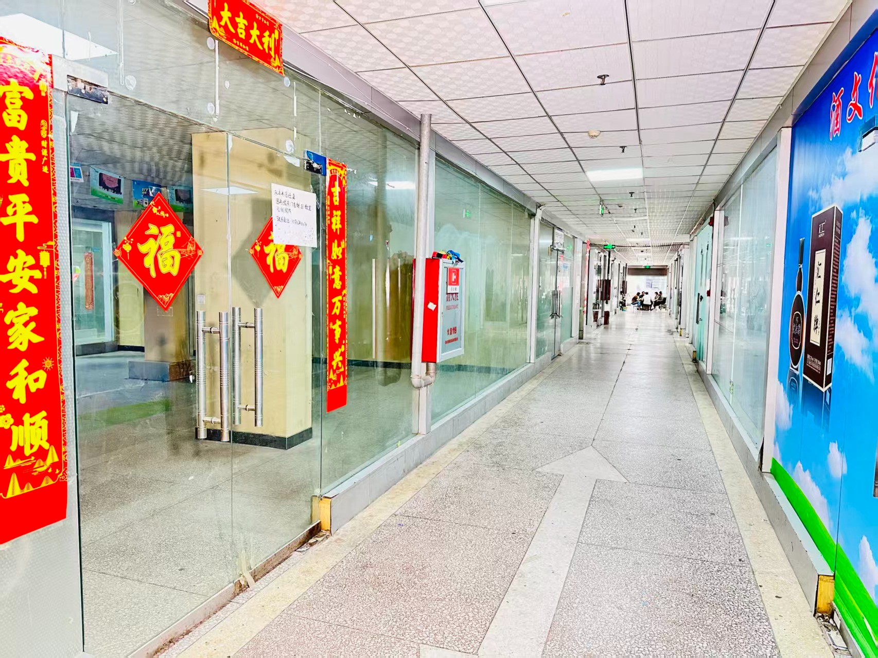 蓝郡汇景湾园区位于洛阳市老城区春都路商贸核心区域，周边商业氛围成熟，交通便利，配套完善。依托传统副食品商贸资源，园区具备良好的经营基础和人气优势，是企业办公、商品展示、批发零售及创业发展的理想选择。
