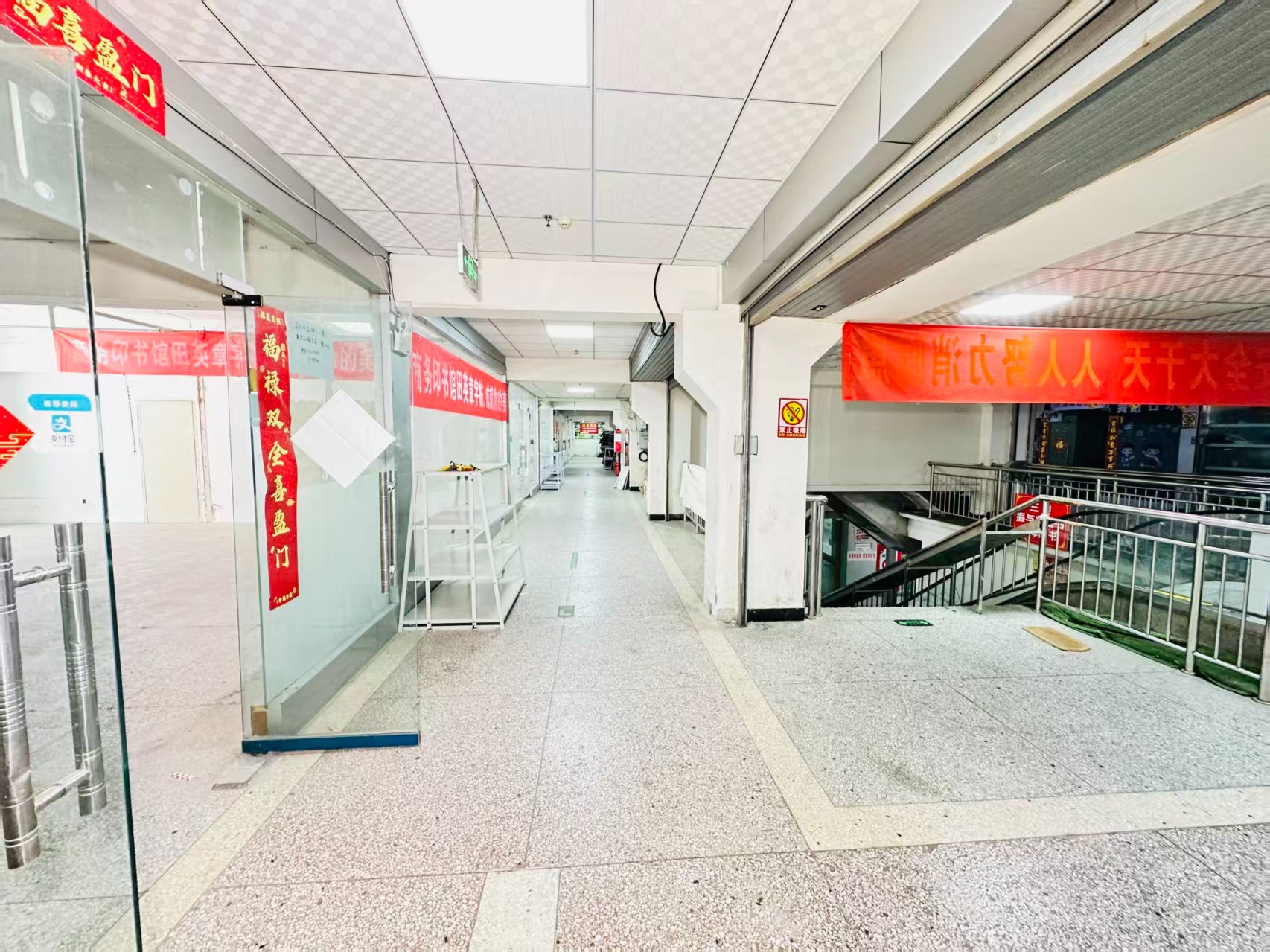 蓝郡汇景湾引入人工智能技术应用场景，推动AI与商业、零售、电商、企业服务等领域融合发展。