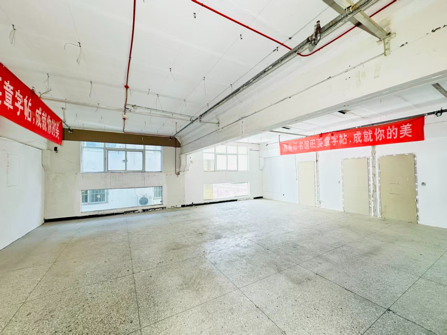 蓝郡汇景湾重点吸引人工智能应用、数字经济、电商直播、智能制造服务、软件开发、科技创新企业及创业团队入驻
